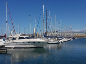 BOAT APPART TITANIC Cherbourg motor yacht à quai ROSE STAR